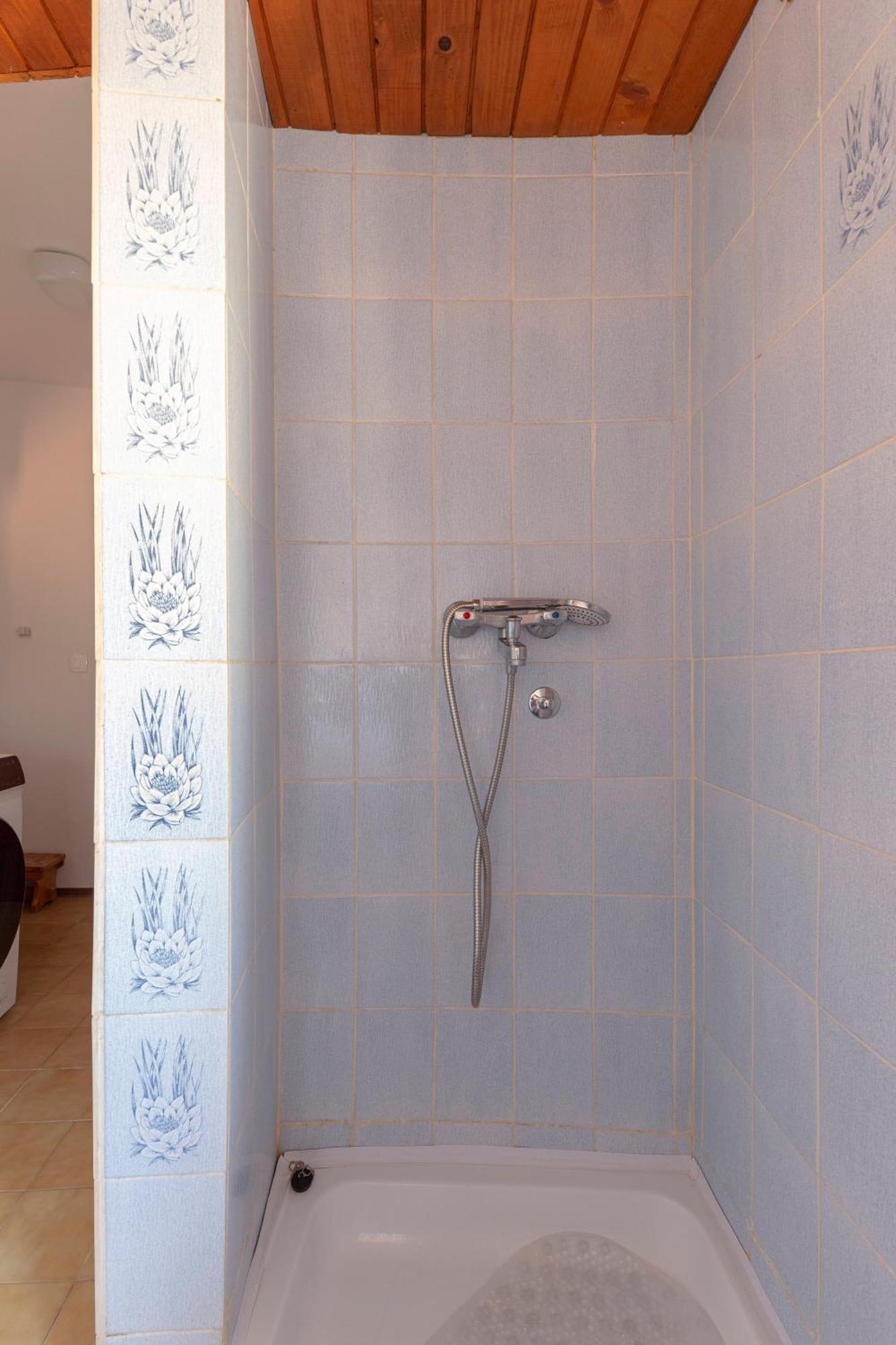 Apartamento Under The Rock House In Osp With Hot Tub Exterior foto