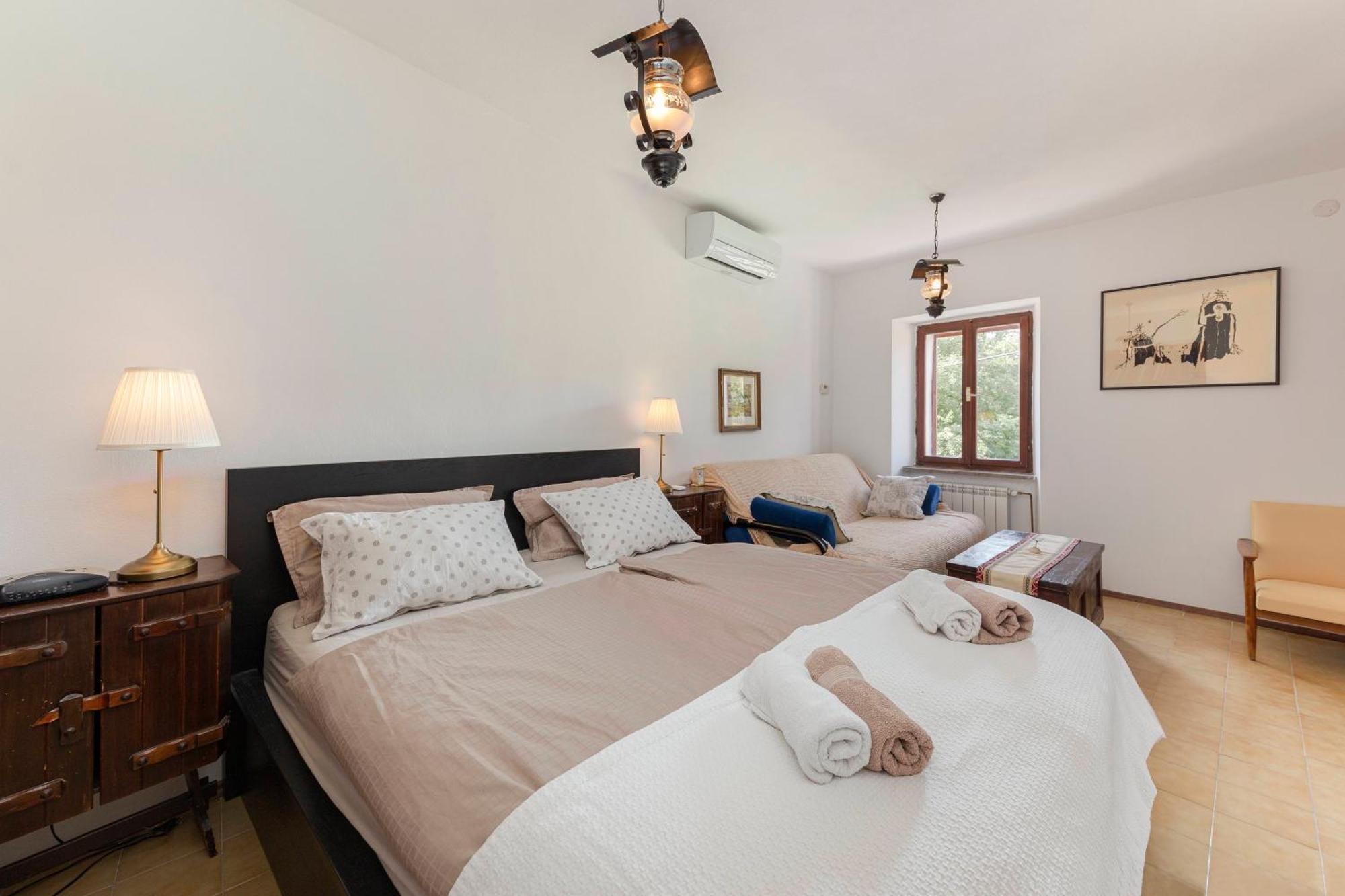 Apartamento Under The Rock House In Osp With Hot Tub Exterior foto
