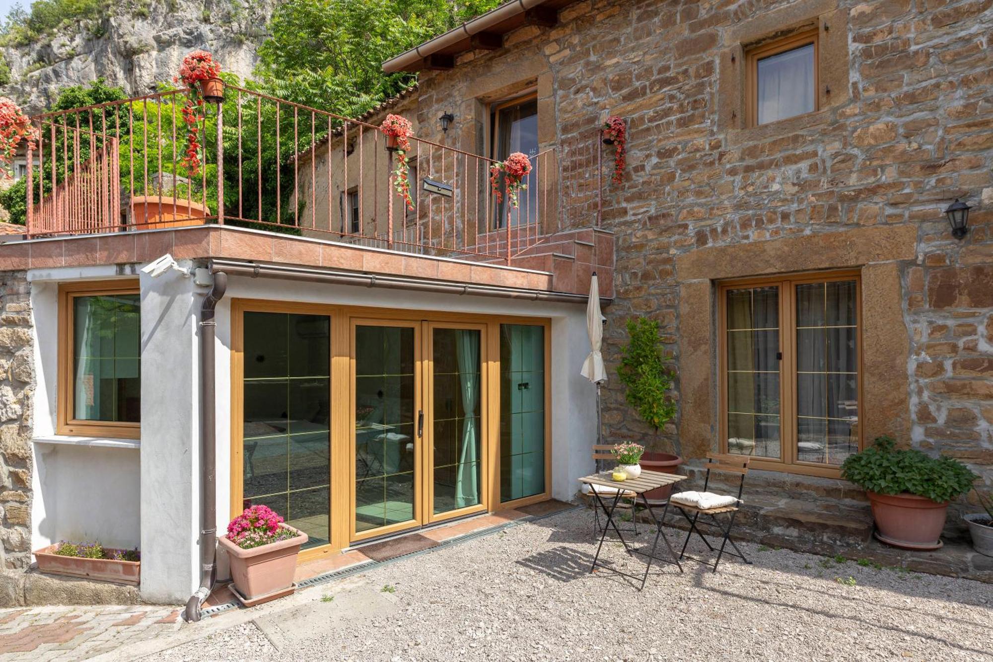 Apartamento Under The Rock House In Osp With Hot Tub Exterior foto