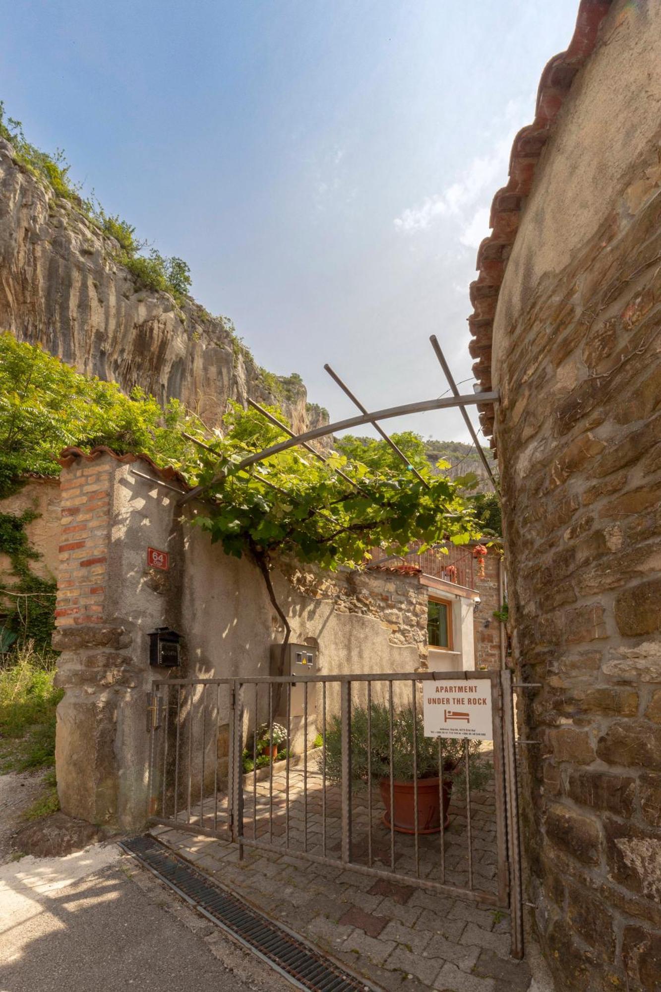 Apartamento Under The Rock House In Osp With Hot Tub Exterior foto