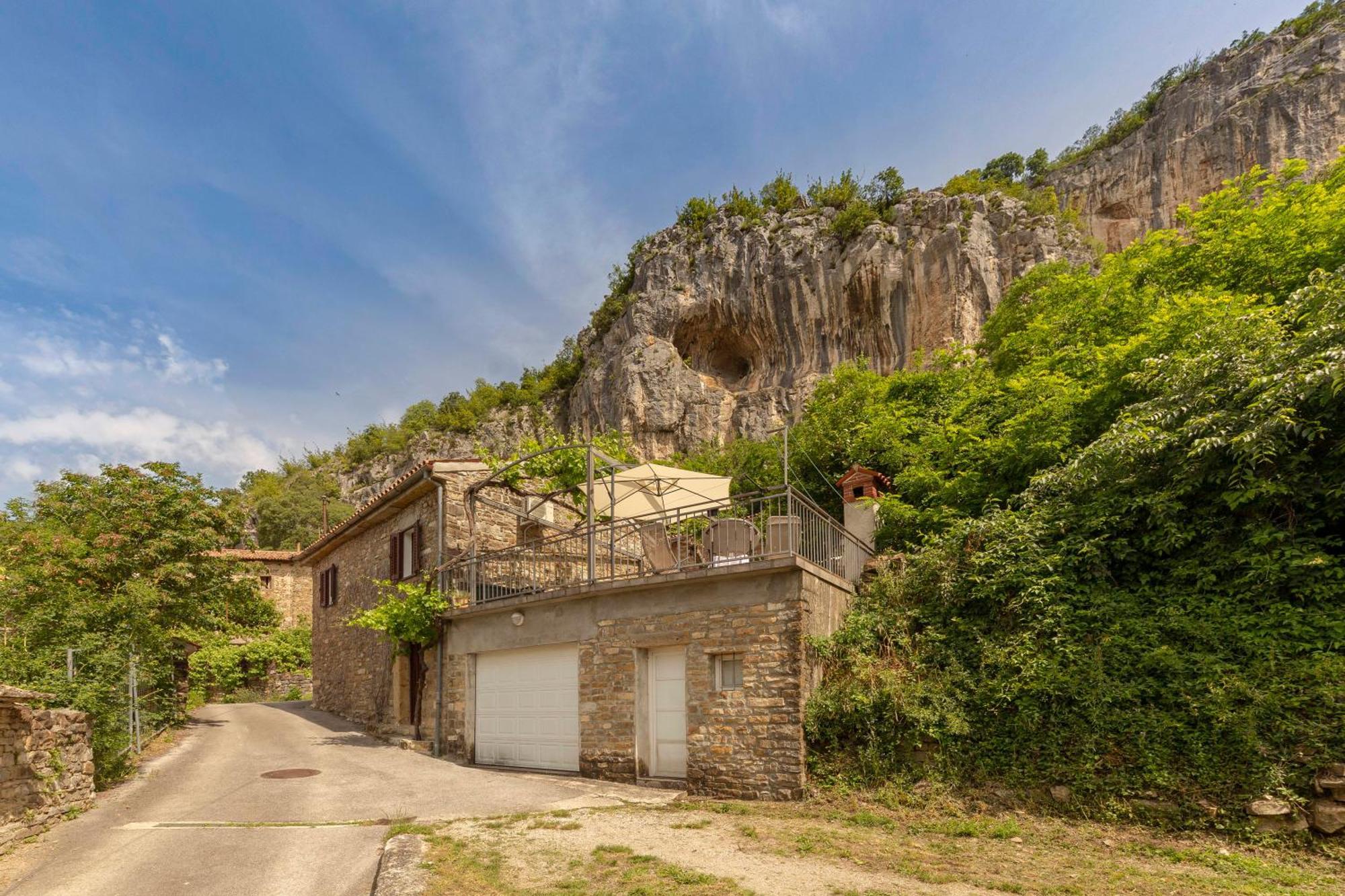 Apartamento Under The Rock House In Osp With Hot Tub Exterior foto